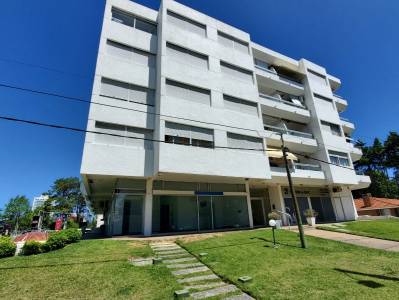 Local comercial sobre Avda Roosevelt en alquiler anual Local comercial sobre Avda Roosevelt en alquiler anual
