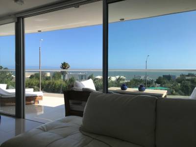 Espectacular apartamento a pasos del Mar en Manantiales.
2 dormitorios, 2 baños, 1 en suite.
Hermoso living-comedor con increíbles vistas. Cocina completa
El establecimiento cuenta con piscina, gimnasio, barbacoas, recepción las 24hs, wifi y estacionamiento.
Consulte con nuestros asesores.