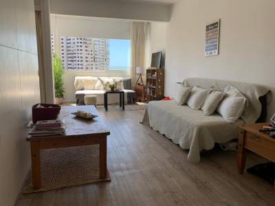 Apartamento de 1 dormitorio y medio, frente al mar.
Ubicado en excelente punto, cerca de terminal de ómnibus, Enjoy Conrad, Casinos, Supermercados, y más.
Cuenta con lavadero, servicio de playa, recepción, seguridad, gimnasio, estacionamiento, sala de recreación niños, etc.
Cuenta con wifi, tv smart, direct tv.
Consulte con nuestros asesores.