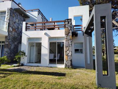 Capacidad total 5 personas
Espacio estacionamiento privado 2 vehículos
Gran jardín para expansión con árbol iluminado al frente
Ambiente principal muy amplio con 4 ventanalas y hermosas vistas con TV
En ambiente principal se encuentra kitchen con cocina a gas, heladera y microondas
Patio chico con lavadero y lavarropas automático
Terraza con deck preparada para eventos, Parrillero y mesa 8 personas en terraza.
Dormitorio principal con placard
Dormitorio secundario con tricheta 3 personas y amplio placard
Ropa blanca.
Baño con ducha en bañera
WiFi recargable
Aire Acondicionado en dormitorio principal