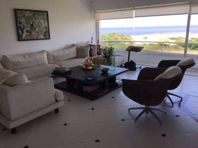 Espectacular Penthouse dúplex
Tres amplias terrazas con vista al mar.
4to piso: Amplio living comedor con vista completa a playa brava, y península, cocina y 4 dormitorios en suite.
5to piso: Suite principal con 2 baños, escritorio y terraza privada, barbacoa completamente equipada con aire
acondicionado con capacidad para 20 personas y amplias terrazas con jacuzzi.
PB: Apartamento de huéspedes totalmente equipado, cocina completa, living comedor, dormitorio y baño. Dormitorio independiente adicional.
COMODIDADES:
- 6 DORMITORIOS
- 7 BAÑOS
- LIVING
- COMEDOR
- AMPLIA COCINA
- COCINA ADICIONAL LOFT PB
- TERRAZAS
- BARBACOA
- JACUZZI
PH - CUARTO NIVEL: 185 METROS INTERNOS
26.39 METROS TERRAZA
PH QUINTO NIVEL: 101.50 METROS INTERNOS
85.50 METROS TERRAZA
LOFT PRIMER NIVEL: 74 METROS INTERNOS
24.19 METROS TERRAZA
METROS TOTALES: 500.58 METROS
AMENITIES:
PISCINA EXTERIOR
GIMNASIO - SAUNA
DOS PUESTOS DE GARAGE
SERVICIO DE MUCAMA
SERVICIO DE PLAYA
VIGILANCIA 24 HORAS