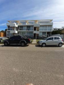 Lindo y practico apartamento en Manantiales, cuenta con cocina, baño, living comedor y dos dormitorios.
Wifi y tv por cable, estacionamiento gratuito dentro del complejo.
La unidad tiene losa radiante, servicio de playa y seguridad en el complejo
Posee 60 m2, más balcón de 5 m2 y patio de 32 m2 ; cochera y baulera 28 m2.
Un total de 128 m2 a escasos metros del mar.