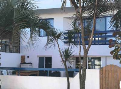 Hermoso apartamento sobre Ruta 10 a pasos de la playa.
2 dormitorios completos, 1 baño, y hermoso living-comedor con cocina integrada.
Consulte con nuestros asesores.