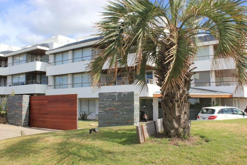 Apartamento en planta baja
2 dormitorios en suite + toilett + play con un sofa cama (medio dormitorio)
100 Mts2 de construcción .
Patio con sillones.
Cochera exterior
Servicio de mucama diario y recepción 24hs.
Servicio de playa
Piscina abierta
Servicio de mantenimiento
Por mas información, consulte con nuestros asesores.