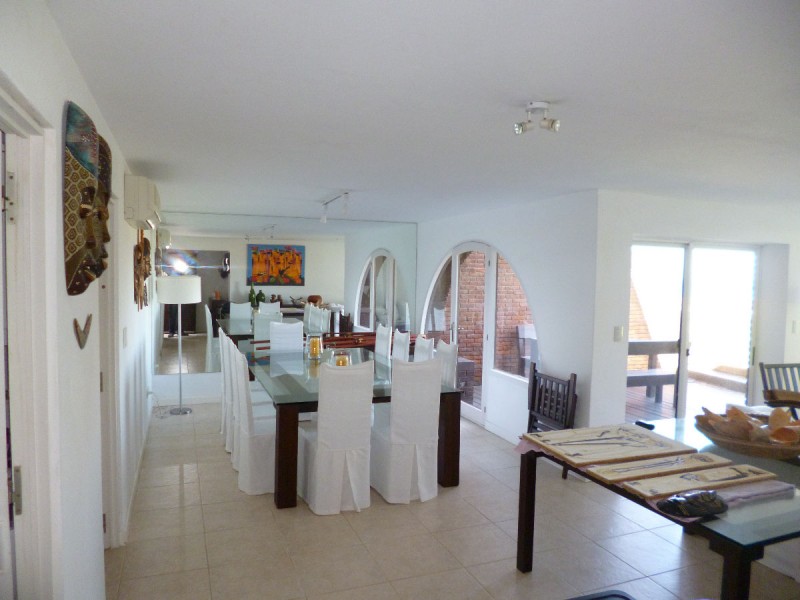 Espectacular apartamento en Manantiales
3 dormitorios. Principal en suite y los otros dos dormitorios comparten un baño.
Hermoso living-comedor. Cocina bien equipada. Pequeño patio con mesa exterior y hamaca paraguaya.
Cable, lcd, vigilancia 24 hrs. El complejo cuenta con gimnasio y piscina exterior.
Consulte con nuestros asesores.