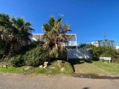 Espectacular casa en una superficie de 400mtr2 y 250 Mts2 de construcción.
Ubicada a una cuadra del mar casi sobre la posta y a una cuadra del centro de la Barra.
En dos plantas, 4 dormitorios en suite , 5 baños, piscina y deck. Master suite con vestidor.
Decks en PA con acceso independiente desde jardín o salida desde la master suite. Aire Acondicionado en todos los ambientes.
WI FI, Tv Cable, equipada completamente.
Parrillero abierto y cochera para 3 autos con portero eléctrico.
Totalmente cercada.
Consulte con nuestros asesores.