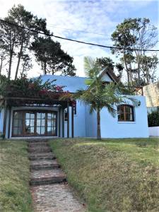 Muy comoda y agradable casa en Montoya en dos plantas.
PA: Dormitorio principal con terraza y un baño.
PB: Dos dormitorios. un baño, living comedor y cocina. Todos los equipamientos, incluye alarma.
Totalmente cerrada y jardin de gran espacio con parrillero y lavadero. Entrada para autos.
Superficie:
540 mtrs2 de terreno, 125 mtrs2 construidos