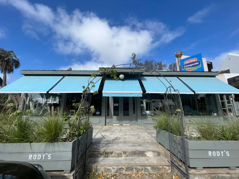 280 MTRS2
17 MTRS SOBRE RUTA 10
Planta Baja 90 mts2
Planta Subsuelo 95 mts2
Total 185 mts2
Mampara Gastronómica 70 mts2
Terraza Deck 70 mts2
Total explotable 325 mts2
Proyecto expansión 80 mts2